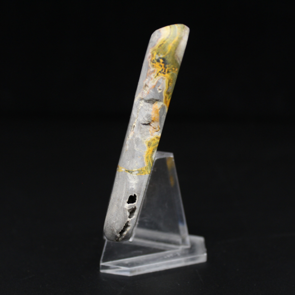 Piccolo ornamento in diaspro a forma di calabrone lucidato