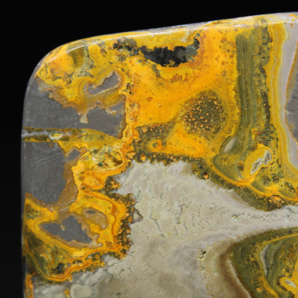 Piccolo ornamento in diaspro a forma di calabrone lucidato