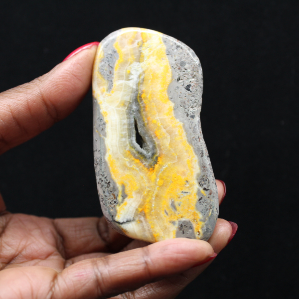 Piccola decorazione minerale a forma di calabrone in diaspro