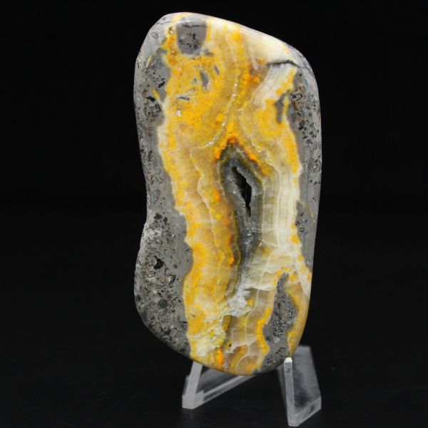 Piccola decorazione minerale a forma di calabrone in diaspro