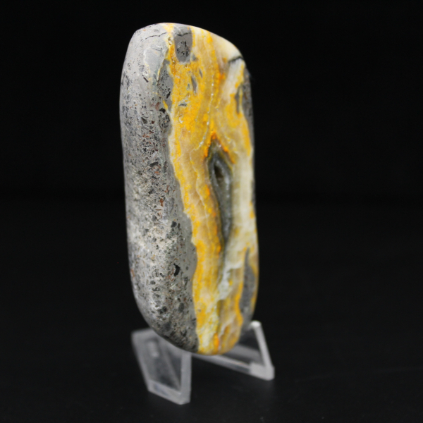 Piccola decorazione minerale a forma di calabrone in diaspro