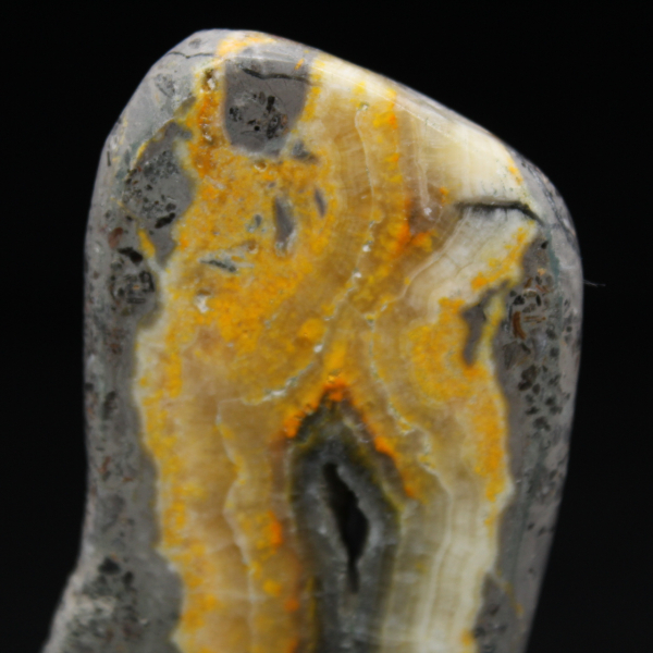 Piccola decorazione minerale a forma di calabrone in diaspro