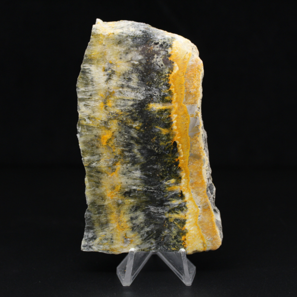 Esemplare compatto e levigato di Bumblebee Jasper