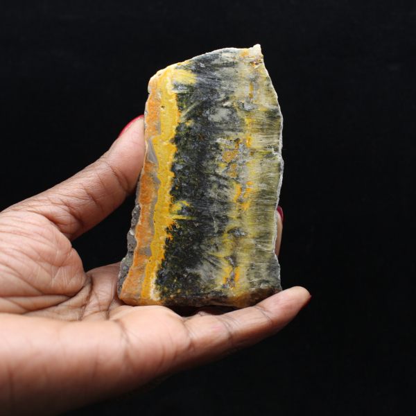Esemplare compatto e levigato di Bumblebee Jasper