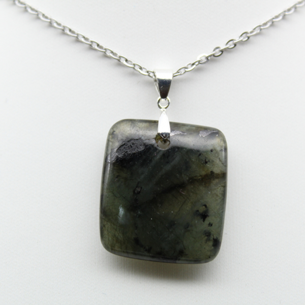 Ciondolo quadrato in labradorite del Madagascar