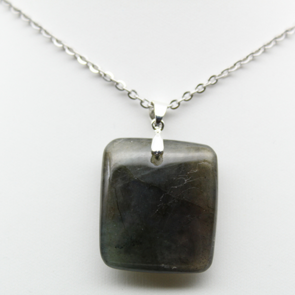 Ciondolo quadrato in labradorite del Madagascar