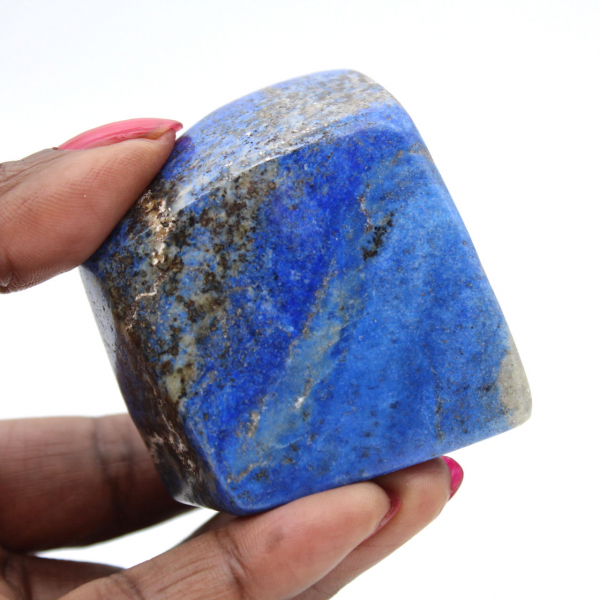 Pietra di lapislazzuli lucidata con inclusioni naturali