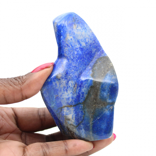 Ornamento in lapislazzuli lucidato in tonalità intense