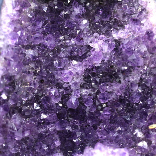  Geode di ametista brasiliana unica di alta qualità con base stabile
