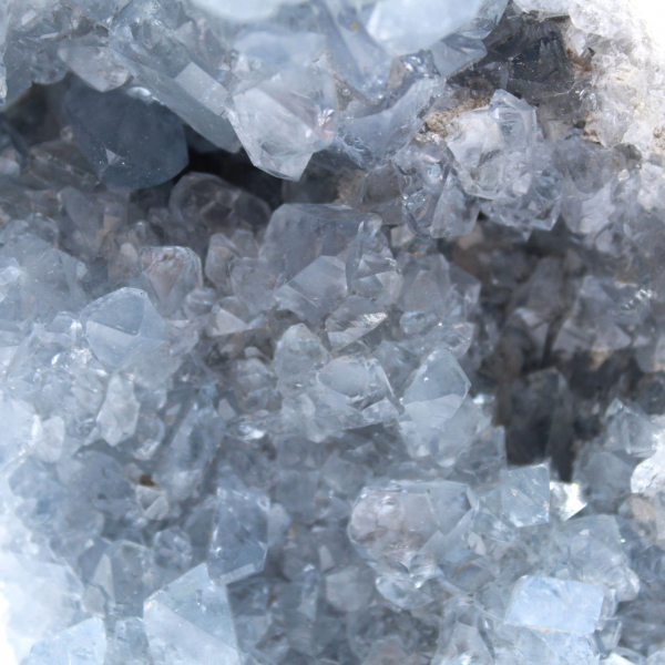 Geode di cristallo di celestina blu del Madagascar