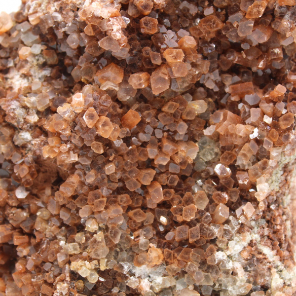 Cristallizzazione dell'aragonite marocchina grezza