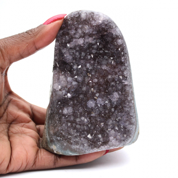 Ametista naturale: geode brasiliana con cristalli intensi