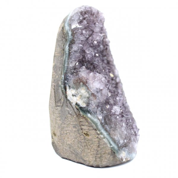 Ametista naturale: geode brasiliana con cristalli intensi
