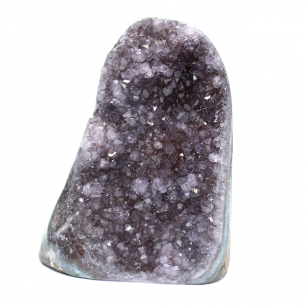 Ametista naturale: geode brasiliana con cristalli intensi