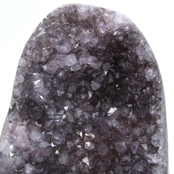 Ametista naturale: geode brasiliana con cristalli intensi