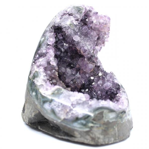 Esemplare di ametista brasiliana: bellezza geometrica e purezza