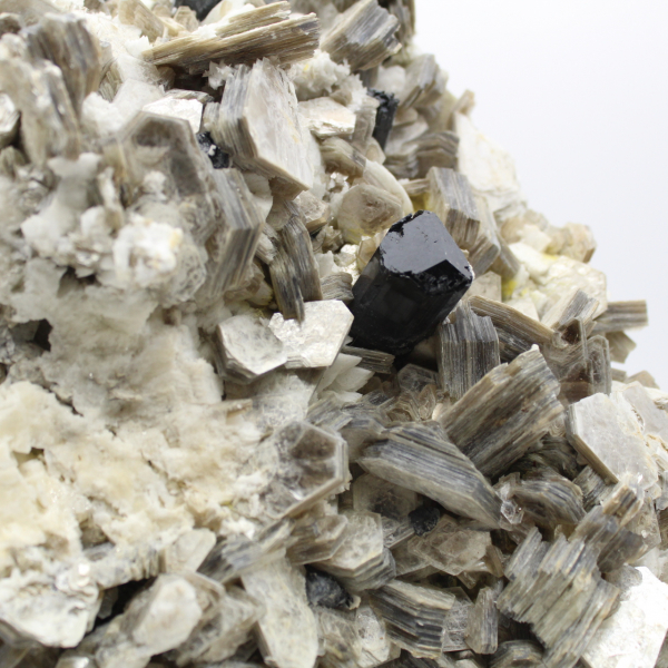 Mica e tormalina su quarzo bianco dall'Afghanistan