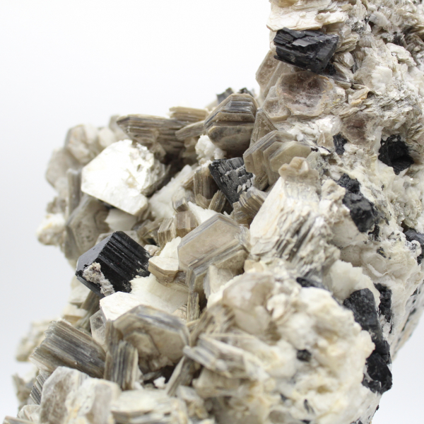 Mica e tormalina su quarzo bianco dall'Afghanistan