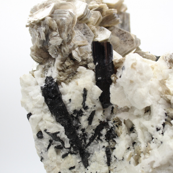 Mica e tormalina su quarzo bianco dall'Afghanistan