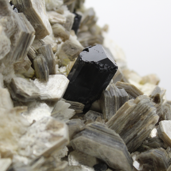Mica e tormalina su quarzo bianco dall'Afghanistan
