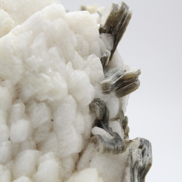 Piccolo esemplare di mica su quarzo bianco