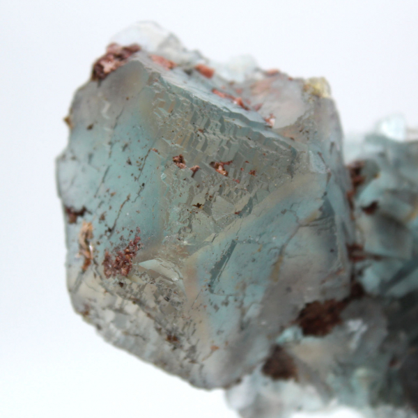 Esemplare di fluorite grezza: pietra verde del Marocco su roccia