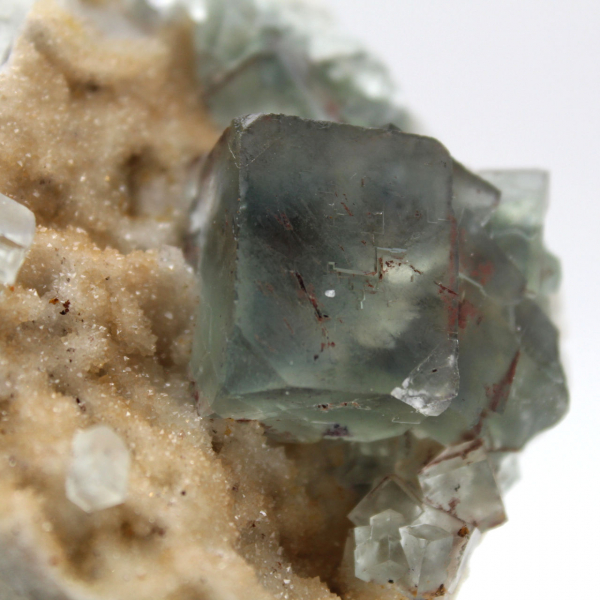 Minerale di fluorite verde: cristalli su matrice per decorazione