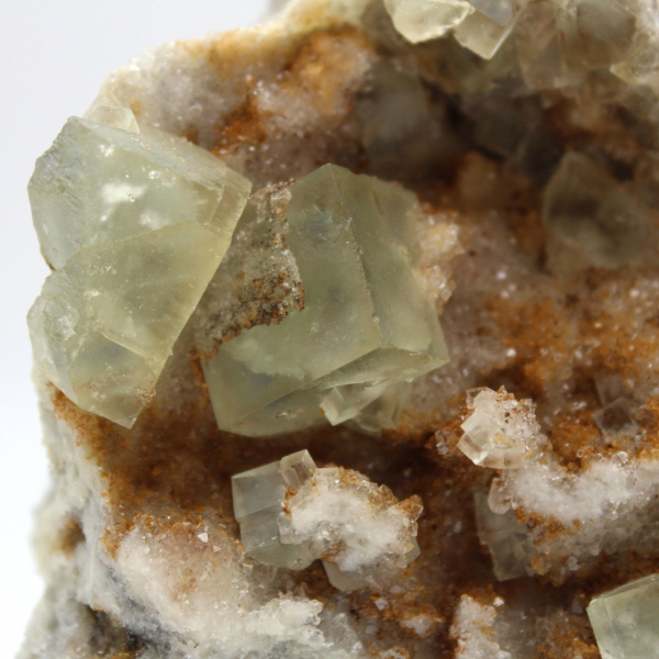 Fluorite grezza dal Marocco: grande cristallo verde su roccia ospite