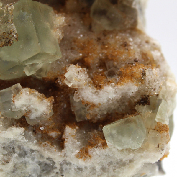 Fluorite grezza dal Marocco: grande cristallo verde su roccia ospite