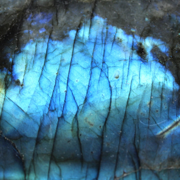 Piccola labradorite lucidata, ornamento da collezione
