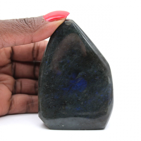 Piccolo ornamento in labradorite lucidata, roccia minerale