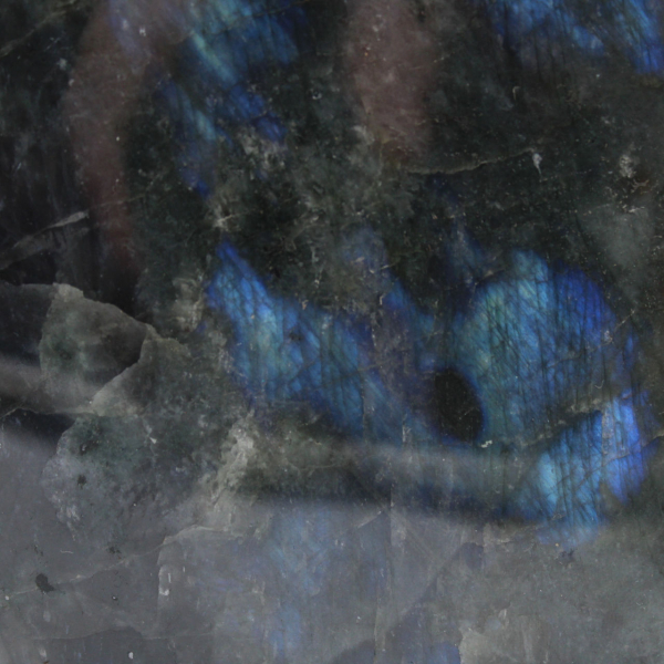 Roccia di labradorite lucidata, pezzo decorativo dal Madagascar