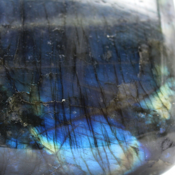 Piccolo ornamento in labradorite lucidata, Madagascar