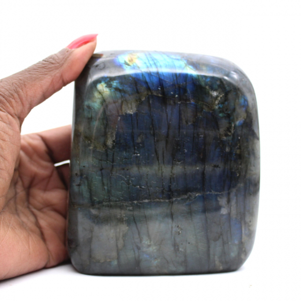 Piccolo ornamento in labradorite lucidata, Madagascar