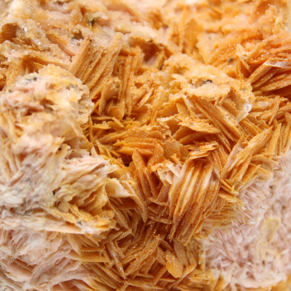 Esemplare di barite arancione dal Marocco in cristalli