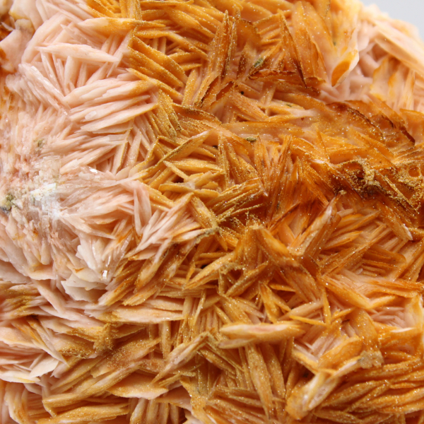 Barite arancione dal Marocco con cristallizzazione marcata