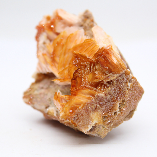 Piccolo esemplare di barite arancione dal Marocco
