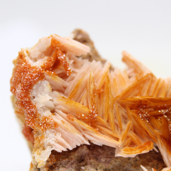 Piccolo esemplare di barite arancione dal Marocco