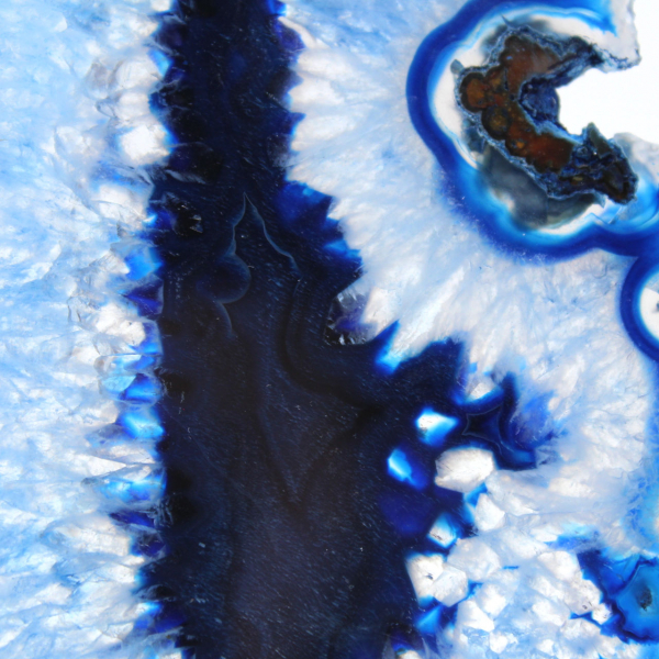Sottile fettina di agata blu di origine brasiliana