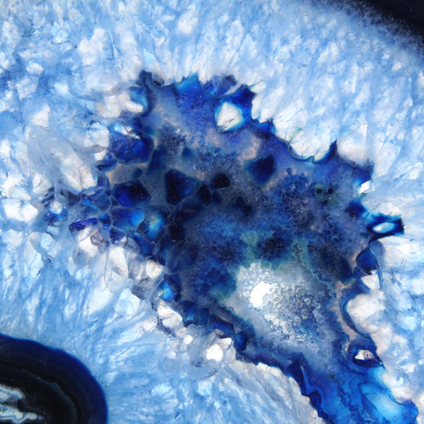 Fetta lucida di agata blu per vetrina mineralogica