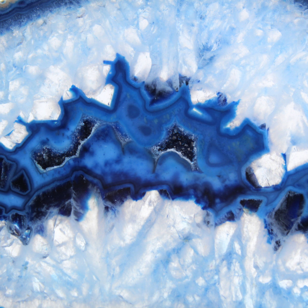 Agata blu in fette allungate per esposizione