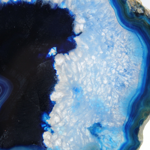 Fette di agata blu lucidate per decorazione e studio