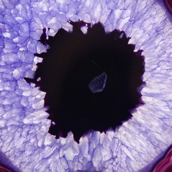 Agata brasiliana: fetta di minerale tinta di viola