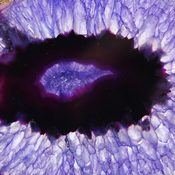 Piccola fetta decorativa di agata viola brasiliana