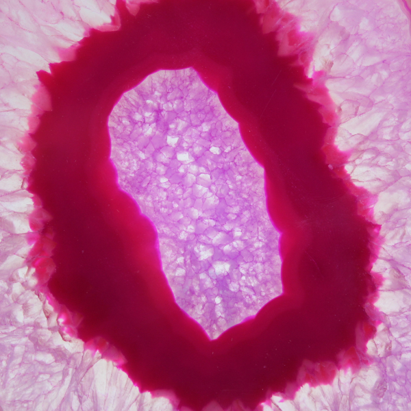 Sezione di agata rosa lucidata e tinta