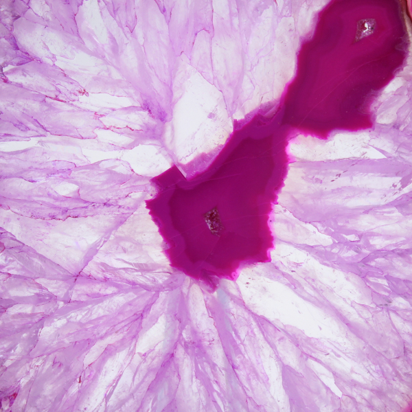 Fetta di agata naturale tinta di rosa