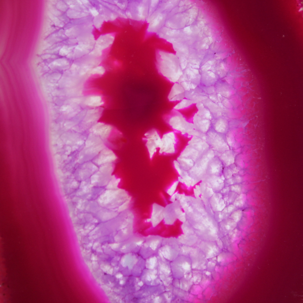 Fetta lucida di agata rosa tinta