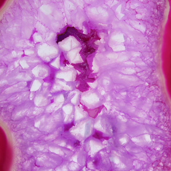 fetta di agata lucidata, tinta di rosa