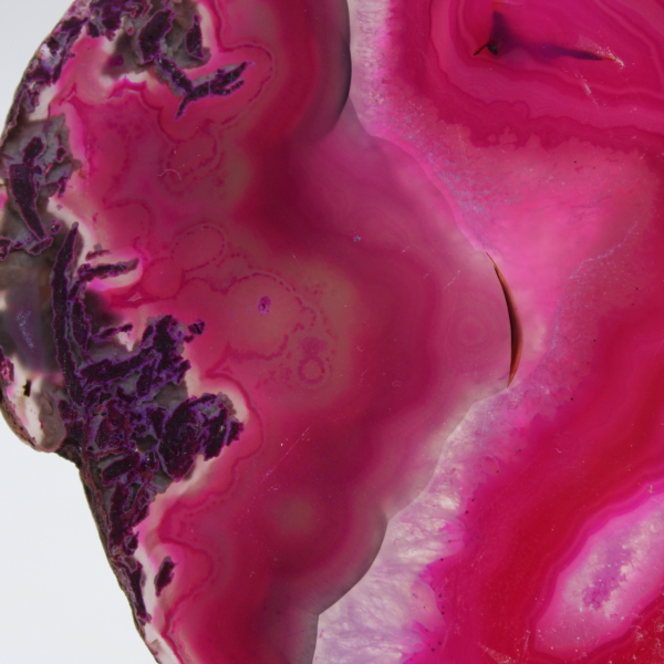 Fetta di agata naturale tinta di rosa