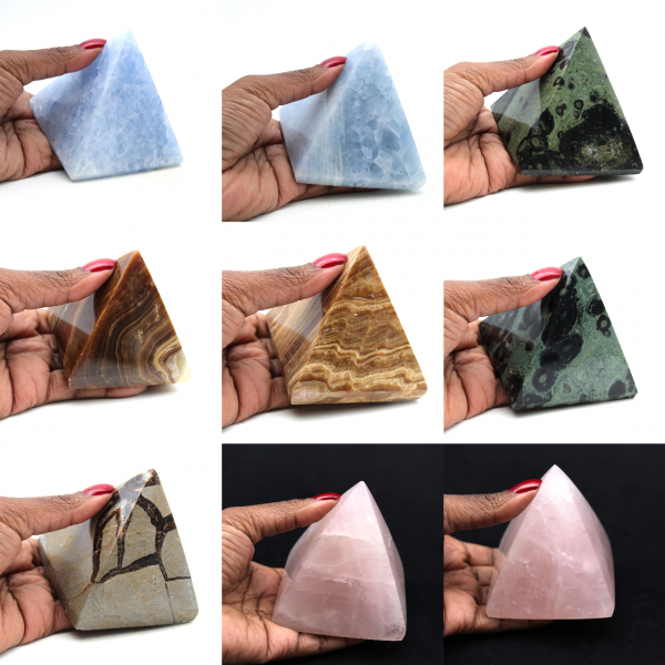 Piramide di calcite blu